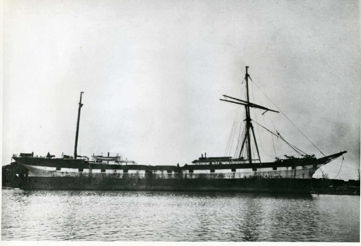 Fartøybilder fra Agder. 

Navn:  Pehr Ugland
Kjennetegn: HTPM
Type: Stålbark
Bygget 1891 i Alloa, Skotland
Hjemmehavn: Arendal
Kilde: Veritas: 1905, 1911
Drektighet: 1279 nrt
Skuteregistersignatur: 1820 og 1905VP18

Bilde 1:
Arkivref: Fartøybilder 59, AAA jnr. 463-1963
Tekst: "Pehr Ugland" av Arendal i Mobile, oktober 1906. Fra journalist Birger Dannevig, Gjervoldsøy, 4. okt. 1963.
Opprinnelig filreferanse i eDepoet: F0120_Fartøybilder-SMW_090507\PEHR UGLAND BARK MOBILE 1906.tif

Bilde 2:
Arkivref: Fartøybilder 59, AAA jnr. 690-1964
Tekst: Gave fra Birger Dannevig, Arendal, 12. nov. 1964.
Opprinnelig filreferanse i eDepoet: F0120_Fartøybilder-SMW_090507\PEHR UGLAND BIRGER DANNEVIG.tif

Bilde 3:
Arkivref: Fartøybilder 59, AAA Neg. nr.  23311
Opprinnelig filreferanse i eDepoet: F0120_Fartøybilder-SMW_090507\PEHR UGLAND I.tif

Bilde 4:
Arkivref: Fartøybilder 59, AAA Neg. nr. 385
Tekst: Staalbark "Pehr Ugland" af Arendal bragt ind i Mobile Havn efter Strandingen under Cyclonen 26. Septbr. 1906. Gave 5. september 1961 fra skipsmegler Anders Emil Ugland, Oslo.
Opprinnelig filreferanse i eDepoet: F0120_Fartøybilder-SMW_090507\PEHR UGLAND II.tif

Bilde 5:
Arkivref: Fartøybilder 59, AAA Neg. nr. 384, AAA jnr. 463-1963
Tekst: Kopi ved Birger Dannevig ca. 196
Opprinnelig filreferanse i eDepoet: F0120_Fartøybilder-SMW_090507\PEHR UGLAND MOBILE OKTOBER 1906 I.tif

Bilde 6:
Arkivref: Fartøybilder 59, AAA jnr. 690-1964
Tekst: Pehr Ugland som lekter i Larvik, juni 1937. Gave fra Birger Dannevig, Arendal, 12. nov. 1964.
Opprinnelig filreferanse i eDepoet: F0120_Fartøybilder-SMW_090507\PEHR UGLAND VI.tif