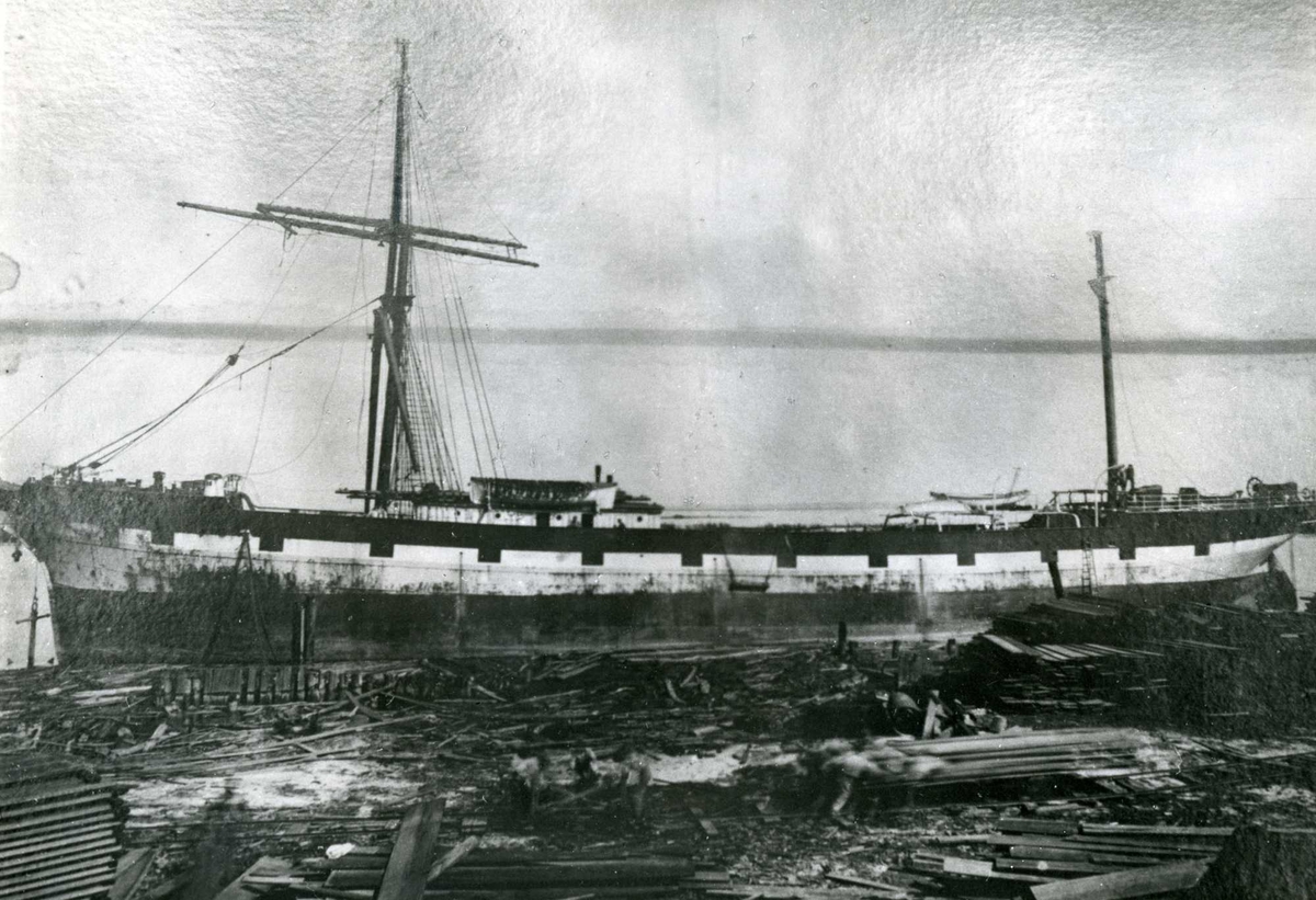 Fartøybilder fra Agder. 

Navn:  Pehr Ugland
Kjennetegn: HTPM
Type: Stålbark
Bygget 1891 i Alloa, Skotland
Hjemmehavn: Arendal
Kilde: Veritas: 1905, 1911
Drektighet: 1279 nrt
Skuteregistersignatur: 1820 og 1905VP18

Bilde 1:
Arkivref: Fartøybilder 59, AAA jnr. 463-1963
Tekst: "Pehr Ugland" av Arendal i Mobile, oktober 1906. Fra journalist Birger Dannevig, Gjervoldsøy, 4. okt. 1963.
Opprinnelig filreferanse i eDepoet: F0120_Fartøybilder-SMW_090507\PEHR UGLAND BARK MOBILE 1906.tif

Bilde 2:
Arkivref: Fartøybilder 59, AAA jnr. 690-1964
Tekst: Gave fra Birger Dannevig, Arendal, 12. nov. 1964.
Opprinnelig filreferanse i eDepoet: F0120_Fartøybilder-SMW_090507\PEHR UGLAND BIRGER DANNEVIG.tif

Bilde 3:
Arkivref: Fartøybilder 59, AAA Neg. nr.  23311
Opprinnelig filreferanse i eDepoet: F0120_Fartøybilder-SMW_090507\PEHR UGLAND I.tif

Bilde 4:
Arkivref: Fartøybilder 59, AAA Neg. nr. 385
Tekst: Staalbark "Pehr Ugland" af Arendal bragt ind i Mobile Havn efter Strandingen under Cyclonen 26. Septbr. 1906. Gave 5. september 1961 fra skipsmegler Anders Emil Ugland, Oslo.
Opprinnelig filreferanse i eDepoet: F0120_Fartøybilder-SMW_090507\PEHR UGLAND II.tif

Bilde 5:
Arkivref: Fartøybilder 59, AAA Neg. nr. 384, AAA jnr. 463-1963
Tekst: Kopi ved Birger Dannevig ca. 196
Opprinnelig filreferanse i eDepoet: F0120_Fartøybilder-SMW_090507\PEHR UGLAND MOBILE OKTOBER 1906 I.tif

Bilde 6:
Arkivref: Fartøybilder 59, AAA jnr. 690-1964
Tekst: Pehr Ugland som lekter i Larvik, juni 1937. Gave fra Birger Dannevig, Arendal, 12. nov. 1964.
Opprinnelig filreferanse i eDepoet: F0120_Fartøybilder-SMW_090507\PEHR UGLAND VI.tif