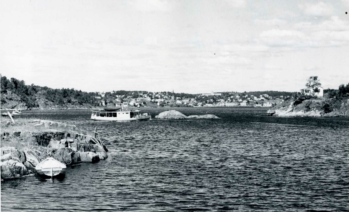 Fartøybilder fra Agder. 

Navn: D/S Pelle (ex Pippi)
Bygget ved Motala mek. Werkstad, Motala, Sverige, 1882
Hjemmehavn: Arendal 1883-1964

Bilde 1:
Arkivref: Fartøybilder 59, AAA. Neg. nr. 879, AAA jnr. 859-1966
Tekst: D/S PELLE 1947, foto Birger Dannevig, kopi Hoff 1966, gave fra Hoff 16.9 1966
Opprinnelig filreferanse i eDepoet: F0120_Fartøybilder-SMW_090507\PELLE 1947 BIRGER DANNEVIG.tif

Bilde 2:
Arkivref: Fartøybilder 59, AAA. Neg. nr. 1105, AAA jnr. 859-1966
Tekst: "PELLE" nærmer seg Merdø, foto Arendal 1956 Catherin Vincent, kopi Hoff 1966, gave fra Hoff 1966
Opprinnelig filreferanse i eDepoet: F0120_Fartøybilder-SMW_090507\PELLE ARENDAL 1956 C VINCENT.tif

Bilde 3:
Arkivref: Fartøybilder 59, AAA jnr. 712-1966
Tekst: D/S "PELLE", foto ved Arne Lannerstedt i Langviken på Bygdø i Oslo sept. 1966, i bakgrunnen skibsmegler Salvesens lystbåt "Sjøfrøken"
Opprinnelig filreferanse i eDepoet: F0120_Fartøybilder-SMW_090507\PELLE FOTO ARNE LANNERSTEDT I LANGVIKEN BYGDØ SEPT 1966.tif

Bilde 4:
Arkivref: Fartøybilder 59, AAA. Neg.nr. 880, AAA jnr. 859-1966
Tekst: D/S "PELLE", Arendalsfjorden fra Torjusholmen 1956, foto Birger Dannevig, kopi Hoff 1966
Opprinnelig filreferanse i eDepoet: F0120_Fartøybilder-SMW_090507\PELLE FRA TORJUSHOLMEN 1956 BIRGER DANNEVIG.tif

Bilde 5:
Arkivref: Fartøybilder 59, AAA jnr. 712 - 1966, jfr. 143-1970, 462-1969
Gave fra Arne Lannerstedt, Oslo
Opprinnelig filreferanse i eDepoet: F0120_Fartøybilder-SMW_090507\PELLE GIMLE.tif

Bilde 6:
Arkivref: Fartøybilder 59
Opprinnelig filreferanse i eDepoet: F0120_Fartøybilder-SMW_090507\PELLE III.tif

Bilde 7:
Arkivref: Fartøybilder 59,  AAA jnr. 311-1967
Tekst: PELLE ut fra Pollen i Arendal, ved Langbrygga ADLER.
Opprinnelig filreferanse i eDepoet: F0120_Fartøybilder-SMW_090507\X.tif

Bilde 8:
Arkivref: : Fartøybilder 59
Tekst: : Pelle og Kronprinsesse Martha
Opprinnelig filreferanse i eDepoet: F0120_Fartøybilder-SMW_090507\X.tif

Bilde 9:
Arkivref: Fartøybilder 59,  AAA jnr. 697-1970
Tekst: Fra venstre: 1. "Pelle", 2. "Tromøya", ved Langbrygga, Arendal. Foto Birger Dannevig 1947
Opprinnelig filreferanse i eDepoet: F0120_Fartøybilder-SMW_090507\X.tif

Bilde 10:
Arkivref: Fartøybilder 59, AAA jnr. 441 - 1964
Gimle, Hisø pr. Arendal
Opprinnelig filreferanse i eDepoet: F0120_Fartøybilder-SMW_090507\X.tif