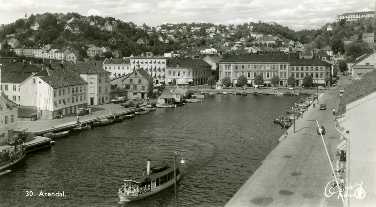 Fartøybilder fra Agder. 

Navn: D/S Pelle (ex Pippi)
Bygget ved Motala mek. Werkstad, Motala, Sverige, 1882
Hjemmehavn: Arendal 1883-1964

Bilde 1:
Arkivref: Fartøybilder 59, AAA. Neg. nr. 879, AAA jnr. 859-1966
Tekst: D/S PELLE 1947, foto Birger Dannevig, kopi Hoff 1966, gave fra Hoff 16.9 1966
Opprinnelig filreferanse i eDepoet: F0120_Fartøybilder-SMW_090507\PELLE 1947 BIRGER DANNEVIG.tif

Bilde 2:
Arkivref: Fartøybilder 59, AAA. Neg. nr. 1105, AAA jnr. 859-1966
Tekst: "PELLE" nærmer seg Merdø, foto Arendal 1956 Catherin Vincent, kopi Hoff 1966, gave fra Hoff 1966
Opprinnelig filreferanse i eDepoet: F0120_Fartøybilder-SMW_090507\PELLE ARENDAL 1956 C VINCENT.tif

Bilde 3:
Arkivref: Fartøybilder 59, AAA jnr. 712-1966
Tekst: D/S "PELLE", foto ved Arne Lannerstedt i Langviken på Bygdø i Oslo sept. 1966, i bakgrunnen skibsmegler Salvesens lystbåt "Sjøfrøken"
Opprinnelig filreferanse i eDepoet: F0120_Fartøybilder-SMW_090507\PELLE FOTO ARNE LANNERSTEDT I LANGVIKEN BYGDØ SEPT 1966.tif

Bilde 4:
Arkivref: Fartøybilder 59, AAA. Neg.nr. 880, AAA jnr. 859-1966
Tekst: D/S "PELLE", Arendalsfjorden fra Torjusholmen 1956, foto Birger Dannevig, kopi Hoff 1966
Opprinnelig filreferanse i eDepoet: F0120_Fartøybilder-SMW_090507\PELLE FRA TORJUSHOLMEN 1956 BIRGER DANNEVIG.tif

Bilde 5:
Arkivref: Fartøybilder 59, AAA jnr. 712 - 1966, jfr. 143-1970, 462-1969
Gave fra Arne Lannerstedt, Oslo
Opprinnelig filreferanse i eDepoet: F0120_Fartøybilder-SMW_090507\PELLE GIMLE.tif

Bilde 6:
Arkivref: Fartøybilder 59
Opprinnelig filreferanse i eDepoet: F0120_Fartøybilder-SMW_090507\PELLE III.tif

Bilde 7:
Arkivref: Fartøybilder 59,  AAA jnr. 311-1967
Tekst: PELLE ut fra Pollen i Arendal, ved Langbrygga ADLER.
Opprinnelig filreferanse i eDepoet: F0120_Fartøybilder-SMW_090507\X.tif

Bilde 8:
Arkivref: : Fartøybilder 59
Tekst: : Pelle og Kronprinsesse Martha
Opprinnelig filreferanse i eDepoet: F0120_Fartøybilder-SMW_090507\X.tif

Bilde 9:
Arkivref: Fartøybilder 59,  AAA jnr. 697-1970
Tekst: Fra venstre: 1. "Pelle", 2. "Tromøya", ved Langbrygga, Arendal. Foto Birger Dannevig 1947
Opprinnelig filreferanse i eDepoet: F0120_Fartøybilder-SMW_090507\X.tif

Bilde 10:
Arkivref: Fartøybilder 59, AAA jnr. 441 - 1964
Gimle, Hisø pr. Arendal
Opprinnelig filreferanse i eDepoet: F0120_Fartøybilder-SMW_090507\X.tif