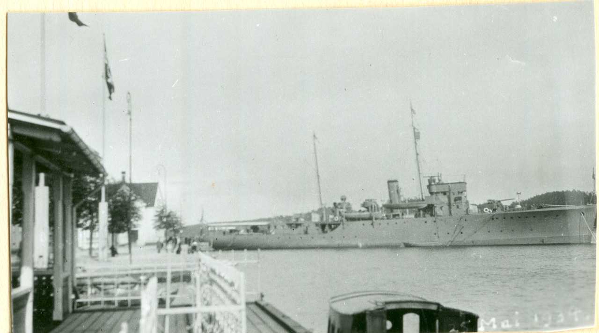 Fartøybilder fra Agder 

Navn: HMS Haleyon, engelsk marinefartøy
Arkivref: Fartøybilder 32
Tekst: Arendal 25. mai 1934

Opprinnelig filreferanse i eDepoet: F0120_Fartøybilder-SMW_090507\H M S HALEYON ARENDAL MAI 1934.tif