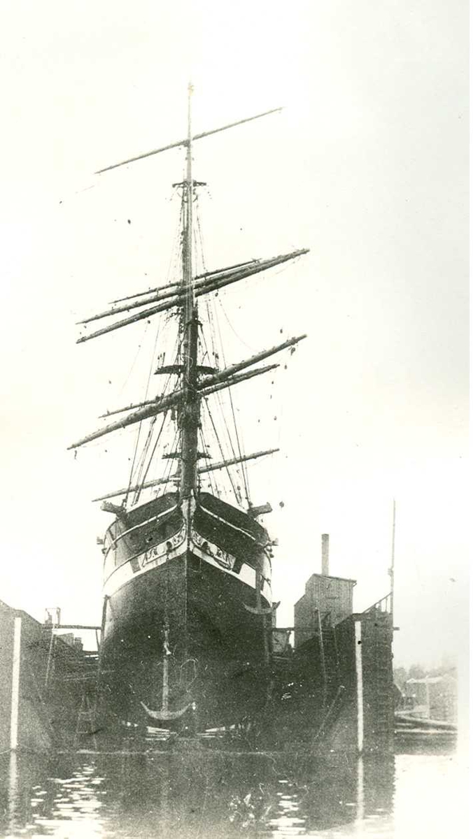 Fartøybilder fra Agder

Navn: Agda
Kjennetegn: TVUB
Type: Bark
Bygget: 1874 i Sunderland
Hjemmehavn: Arendal
Drektighet: 1153 reg. tonn
Skuteregistersignatur: 1905VA23 og 1613
Arkivref.: Fartøybilder boks 1, AAA Neg. nr. 1111, 1188
Kilde: : De hvite seil 1.76
Tekst: "AGDA" av Arendal. Signatur Johnsen. London             1903. Eier : Skipsreder Sigurd Herlofsen, Oslo

*

Opprinnelig filreferanse i eDepoet
Bilde1: F0122_Fartøybilder-SMW_090525\AGDA I a
Bilde2: F0122_Fartøybilder-SMW_090525\AGDA IV a
Bilde3: F0122_Fartøybilder-SMW_090525\AGDA V a
Bilde4: F0122_Fartøybilder-SMW_090525\AGDA VI a
Bilde5: F0122_Fartøybilder-SMW_090525\AGDA VIII a