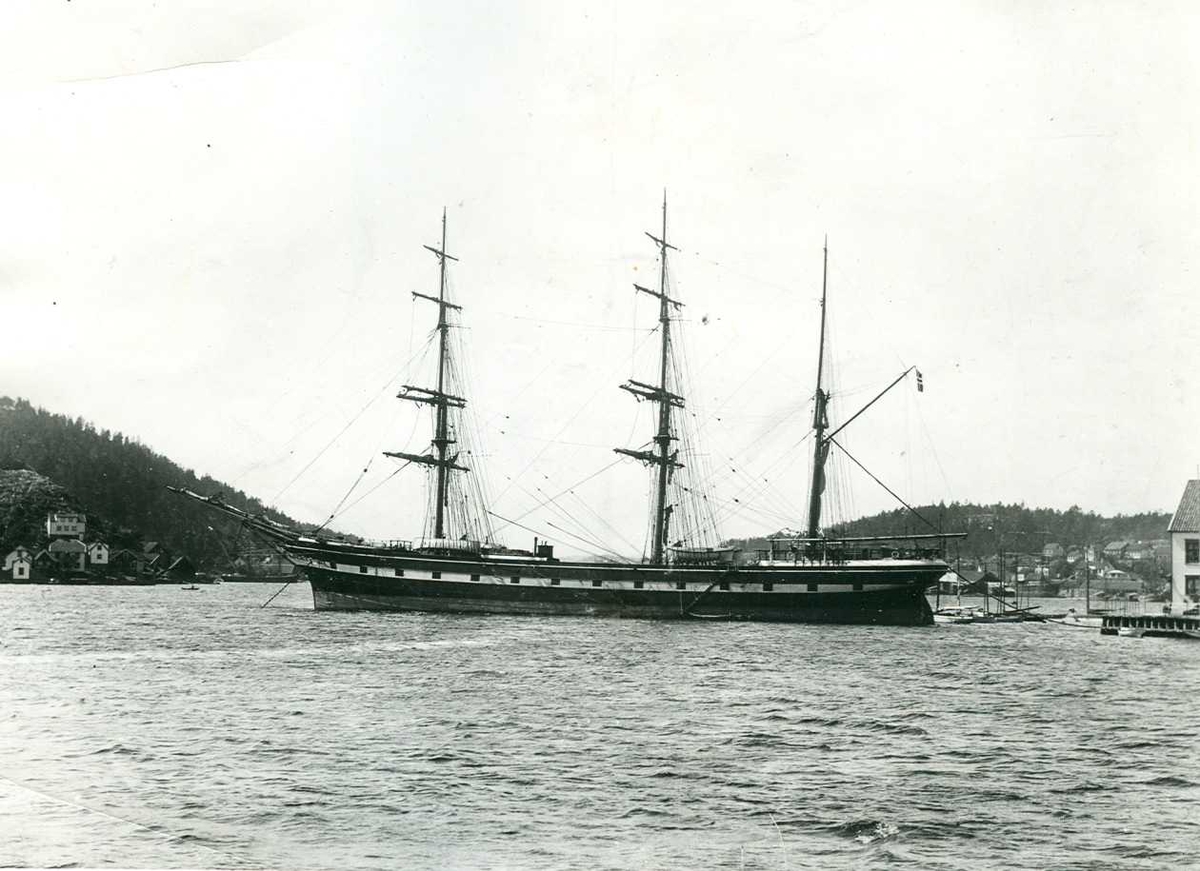 Fartøybilder fra Agder

Navn: Agda
Kjennetegn: TVUB
Type: Bark
Bygget: 1874 i Sunderland
Hjemmehavn: Arendal
Drektighet: 1153 reg. tonn
Skuteregistersignatur: 1905VA23 og 1613
Arkivref.: Fartøybilder boks 1, AAA Neg. nr. 1111, 1188
Kilde: : De hvite seil 1.76
Tekst: "AGDA" av Arendal. Signatur Johnsen. London             1903. Eier : Skipsreder Sigurd Herlofsen, Oslo

*

Opprinnelig filreferanse i eDepoet
Bilde1: F0122_Fartøybilder-SMW_090525\AGDA I a
Bilde2: F0122_Fartøybilder-SMW_090525\AGDA IV a
Bilde3: F0122_Fartøybilder-SMW_090525\AGDA V a
Bilde4: F0122_Fartøybilder-SMW_090525\AGDA VI a
Bilde5: F0122_Fartøybilder-SMW_090525\AGDA VIII a
