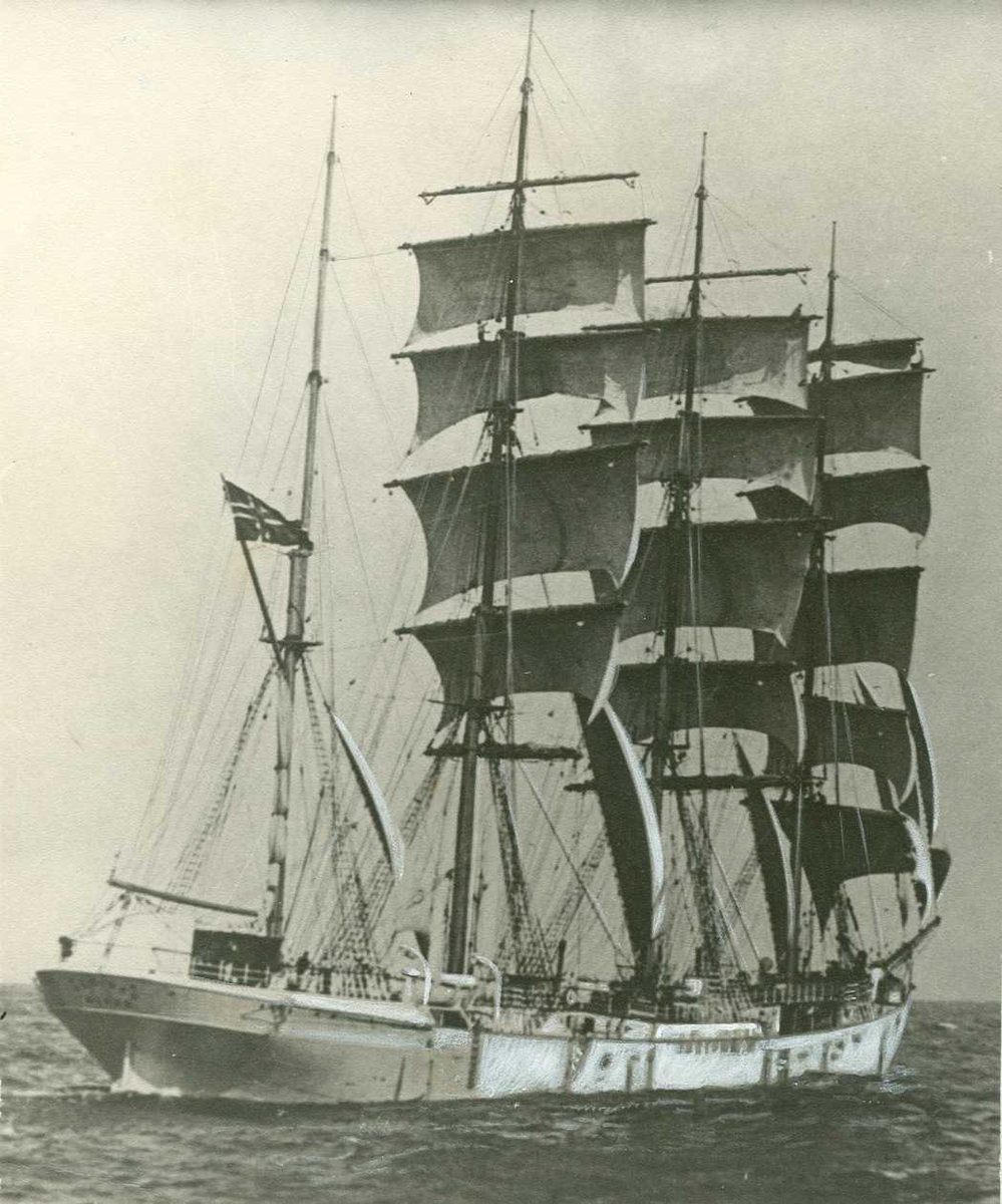 Fartøybilder  fra Agder

Navn: Alcides
Kjennetegn: Ukjent
Type: 4m Bark
Bygget: 1892 i Allos
Hjemmehavn: Østerrisør
Drektighet: : Ukjent
Arkivref.: Fartøybilder boks 2, AAA Neg. nr. 20981.
Kilde: : Skuteregisteret og baksiden av bildet
Skuteregistersignatur: 1886VA89 og 1979
Tekst: 7. fot B. Dannevig, Alcides, Risør, firemastet stålskip. Gave desember 1960 fra Arendals Forsikringsselskab A/S, Arendal.

Opprinnelig filreferanse i eDepoet: F0122_Fartøybilder-SMW_090525\ALCIDES II_edited-1