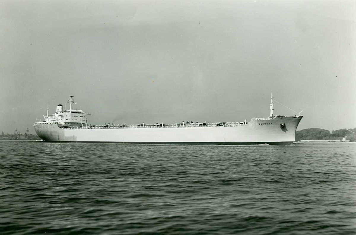 Fartøybilder fra Agder

Navn: Bettina
Kjennetegn: LLGO
Type: M/S
Bygget: Kiel 1967
Hjemmehavn: Oslo
Eier: R/A Mascot (Arth. H. Mathiesen)
Drektighet: 18838 netto r. t.t
Kilde: Veritas 1975
Arkivref.: Fartøybilder boks 9, AAA jnr 603-1971/2
Tekst: Ingen

Opprinnelig filreferanse i eDepoet: F0122_Fartøybilder-SMW_090525\Betina a