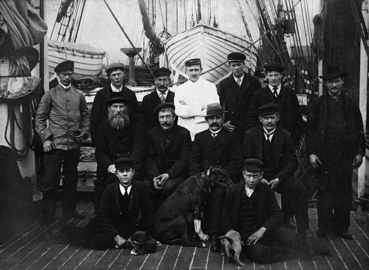 Mannskapsbilde med skipshunden og valper