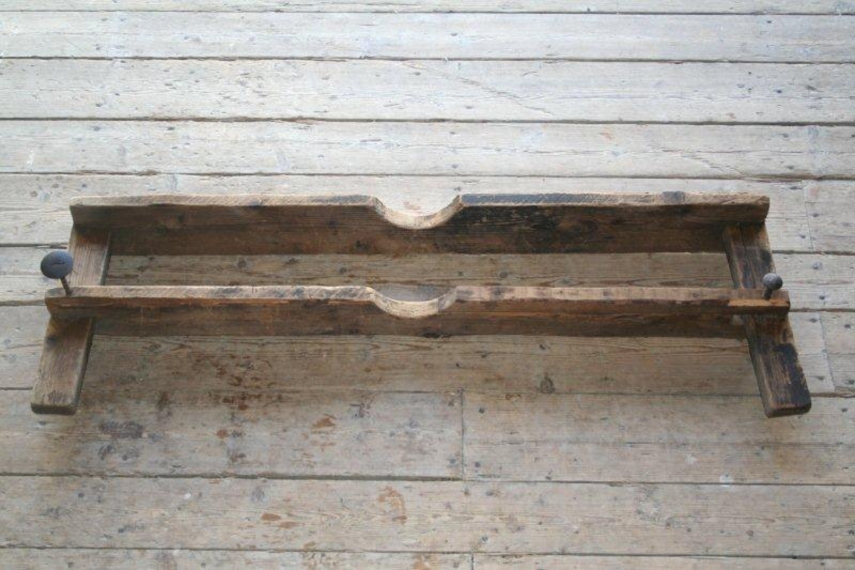 To treplanker parallelt ved siden av hverandre. I begge ender forbundet med et tverrstykke med strammeskrue. Midt på hver planke er en halvmåneformet utskjæring der hjulnavet ble lagt. På den ene planken er et mindre parti erstattet med nyere trevirke.