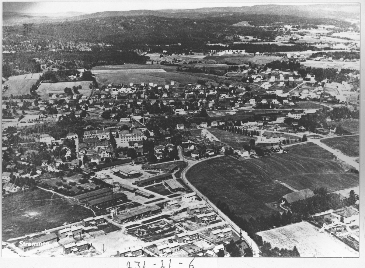 Bebyggelse Strømmen. Sentralt i bildet tyske anlegg på Låkejordet. Bak det Sagdalen skole. Kastellet borettslag er ikke bygget.