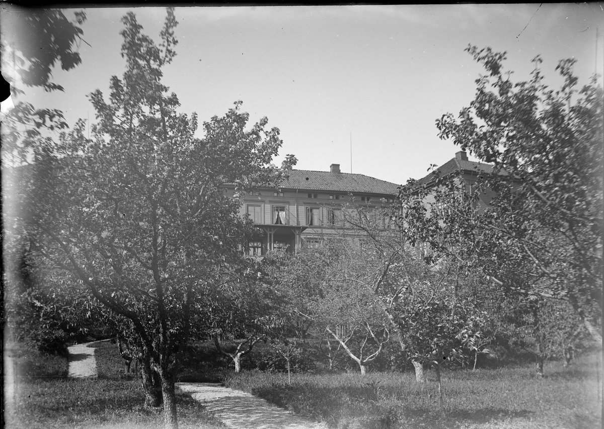 Huset på Linderud sett fra hagen.