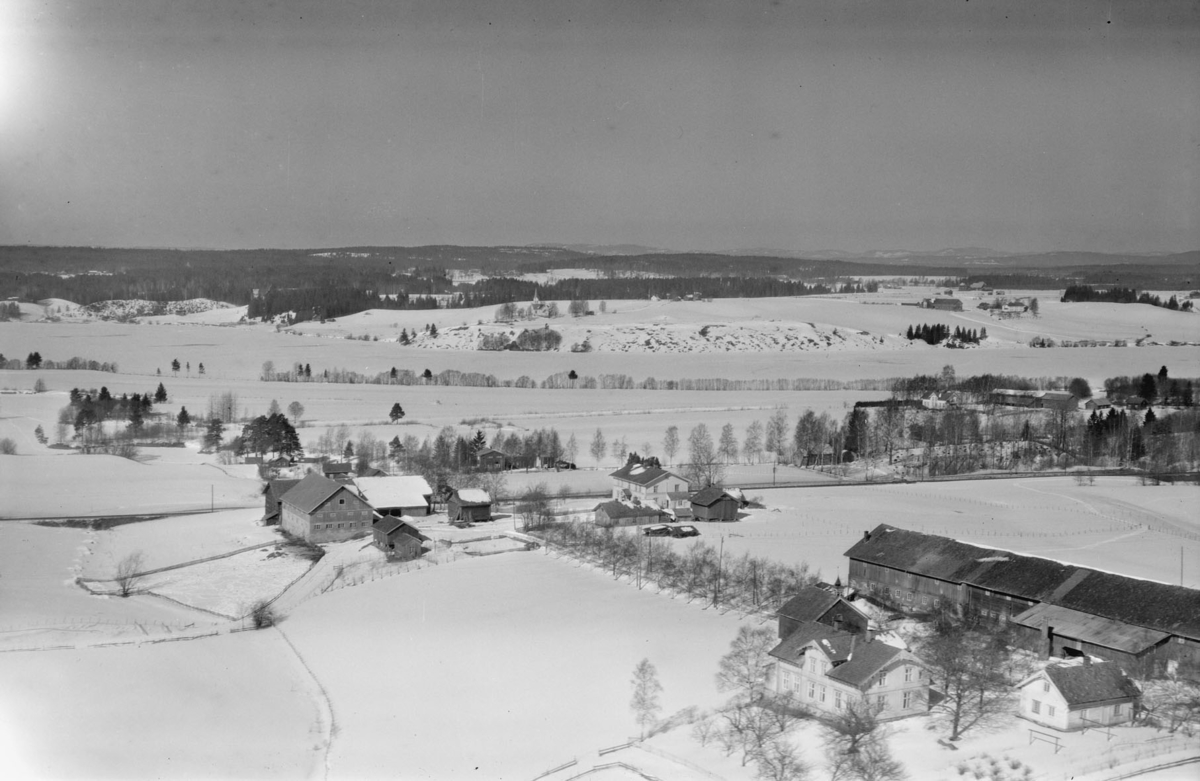SMEDSBODDING GÅRD I FORGRUNNEN OG KLODBODDING GÅRD BAK.