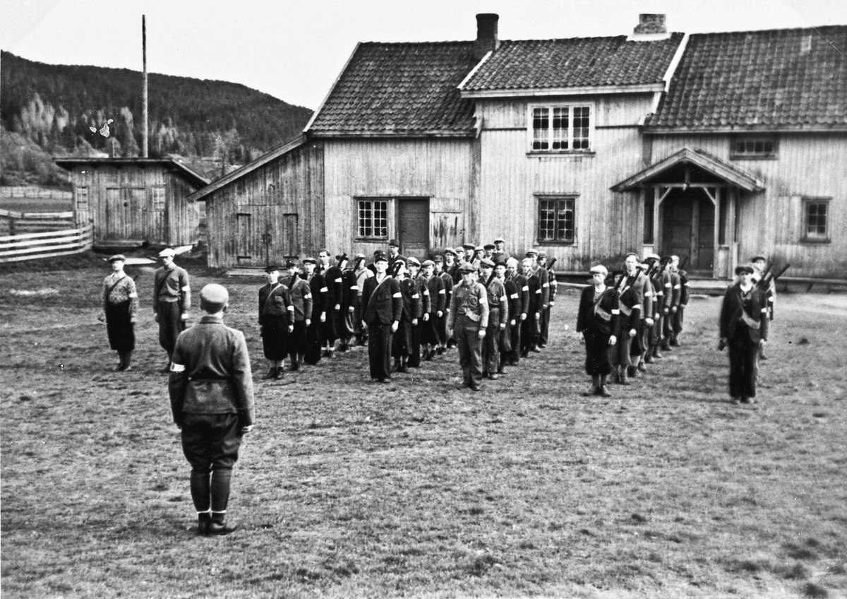 Hoel gård på Holt, Østsiden mot Minnesund. 5 tropper oppstilt. Tropp 6, Minnesund Øst. Karer fra Langseth og Habberstad. Harald Opstad (områdesjef), foran med ryggen til. Odd Bjerknes (troppsjef) foran troppen. Helt til venstre Ole Fredrik Hoel, eier av gården og nest - troppsjef.