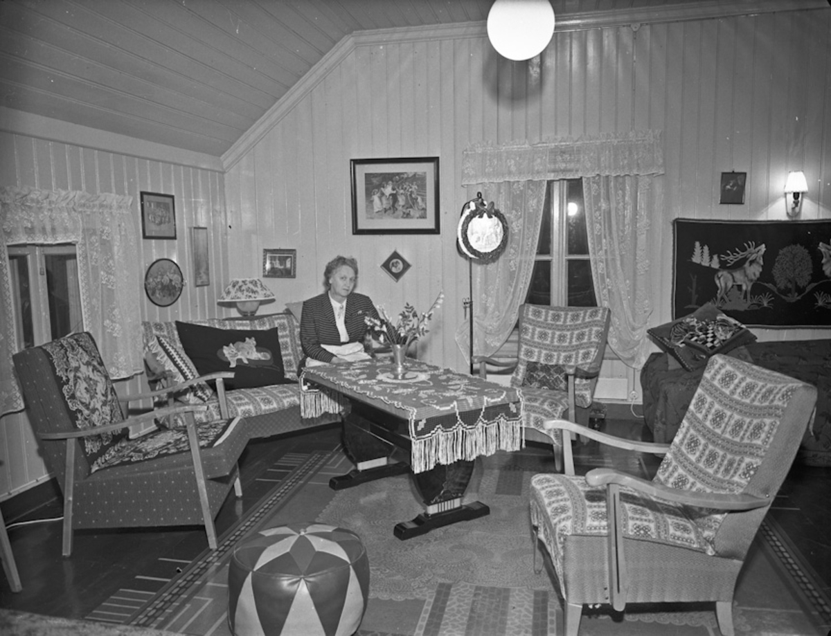 Kvinne i stue.