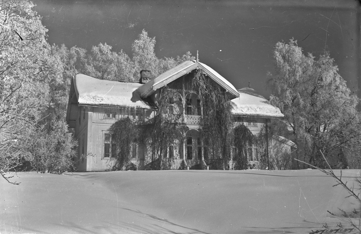 Hus - sommer og vinter.