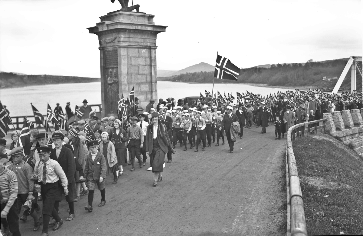 17. mai tog over Sundbrua.