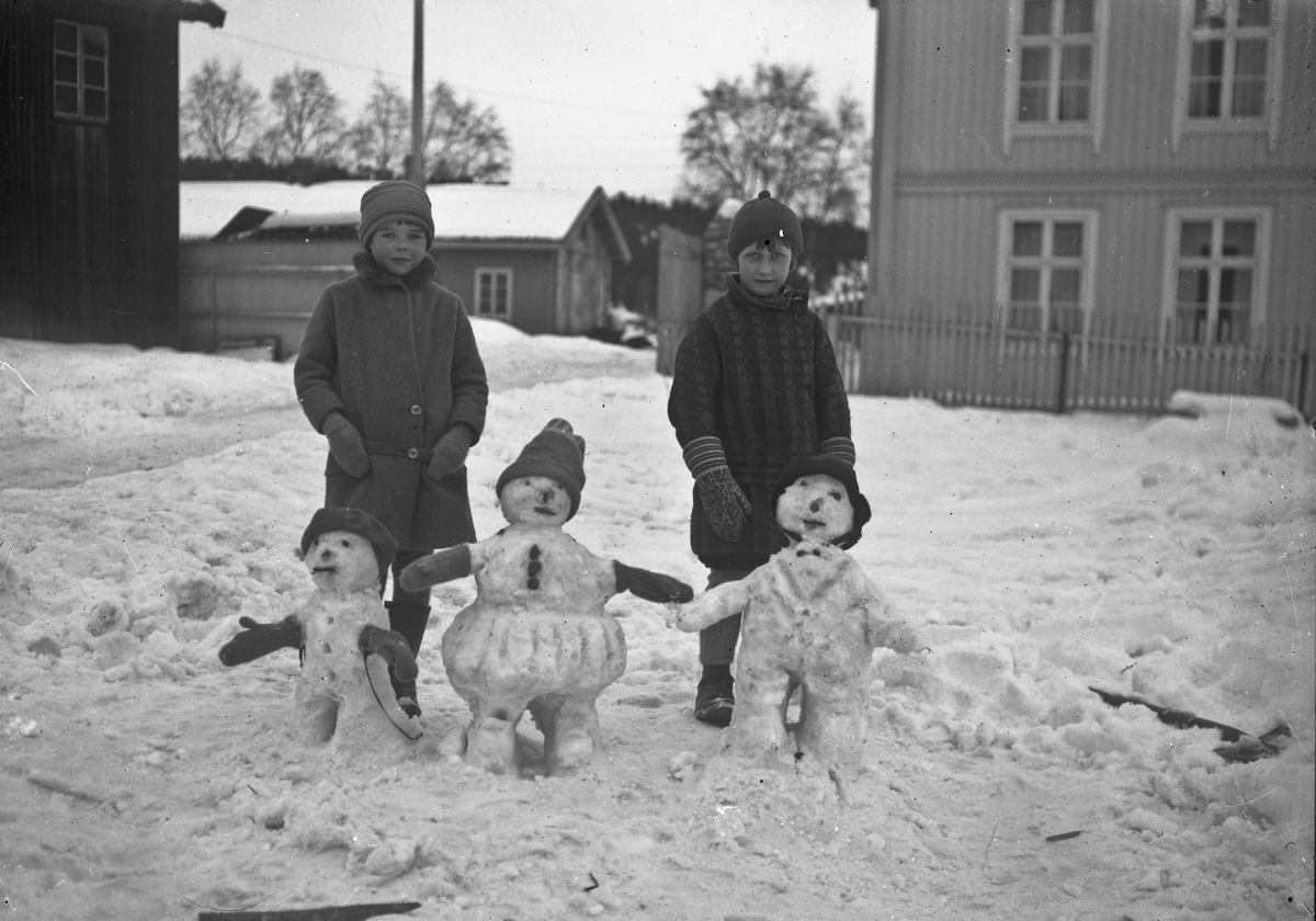 2 barn og 3 snømenn.