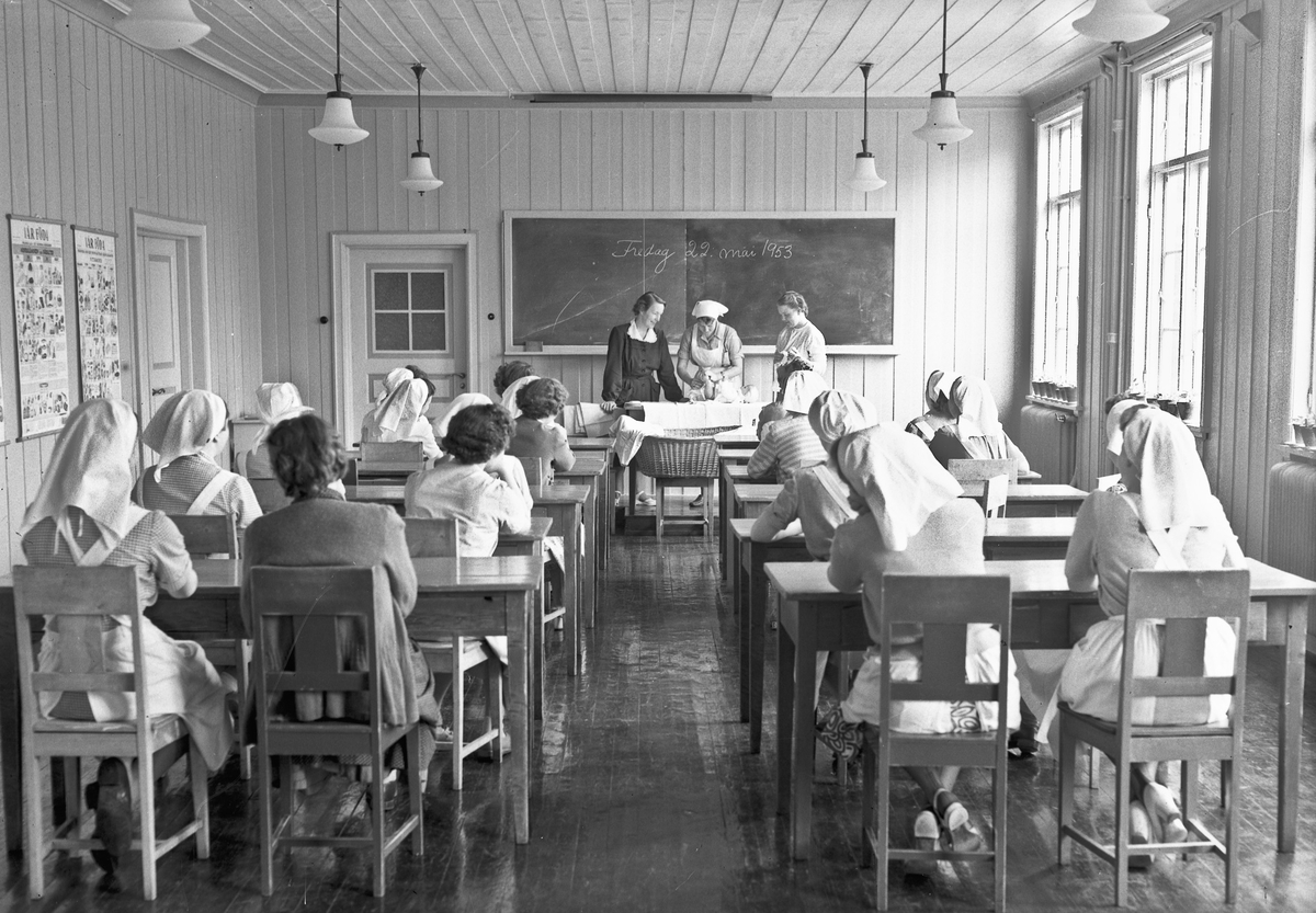 Akershus Fylkes Husmorskole. Fredag 22. mai 1953.