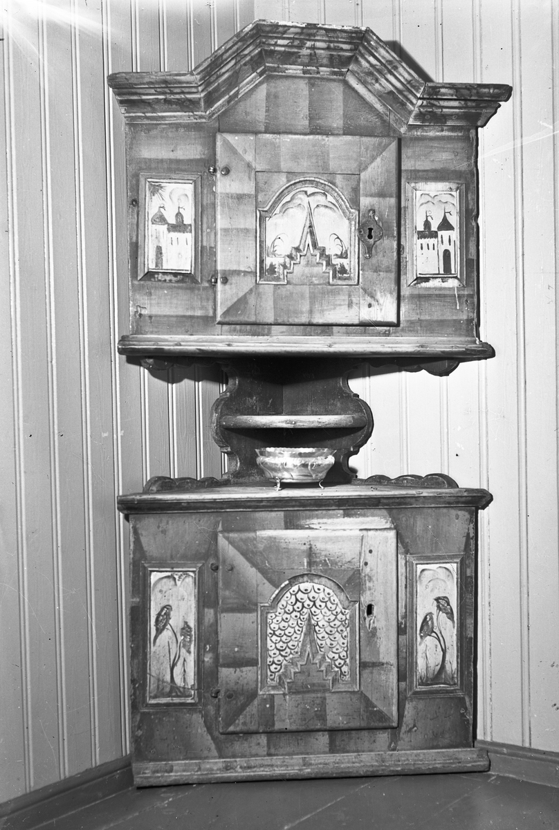 Hjørneskap.