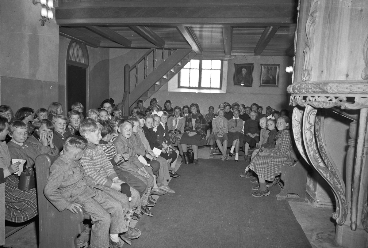 Eidsvoll Kirke ca. 1959. 
1-Arild Jensen, 2-Jan Tage Leonsen.


