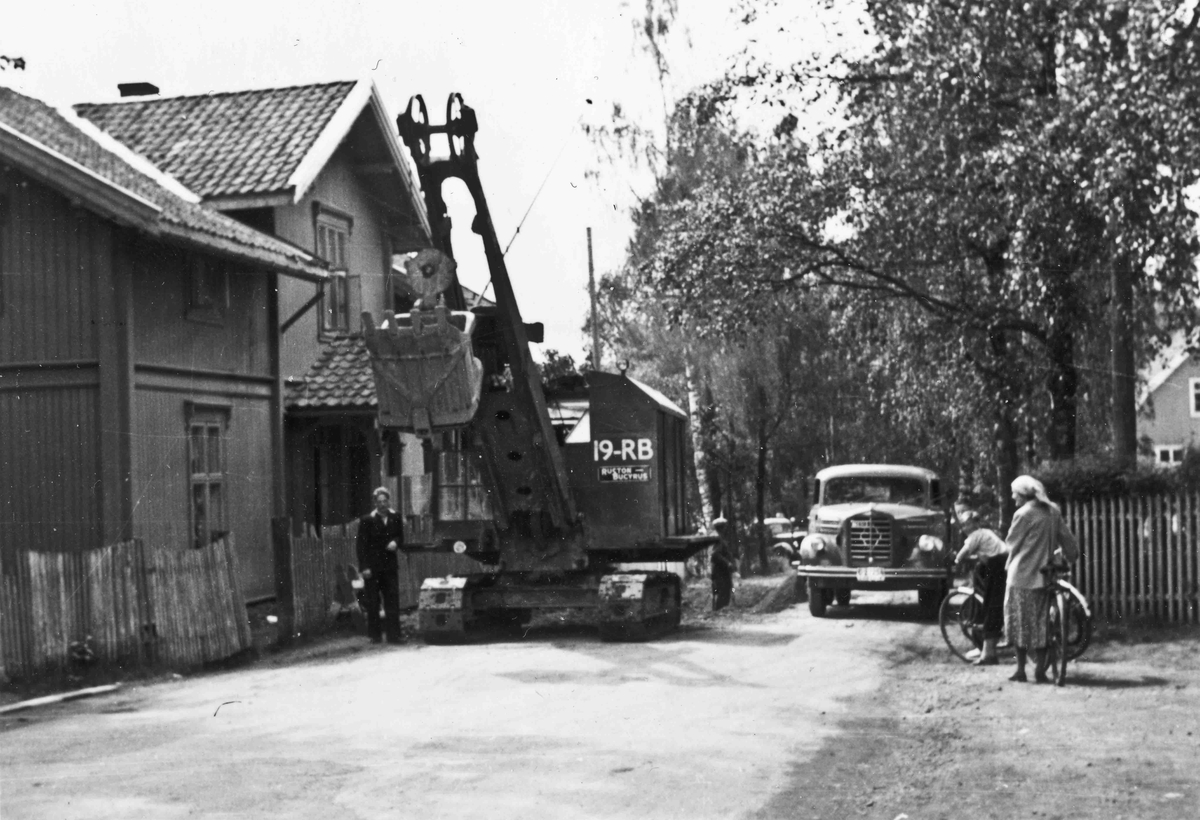 Piro, Eidsvoll Verk. Gravemaskin (19-RB Ruston Bucyrus) og lastebil (C-27254).
01.11.2012:
Borgward lastebil, 50-talls. (Merket hadde en rombeformet logo som sees i grillen.)
Skrevet av: Ivar E. Stav