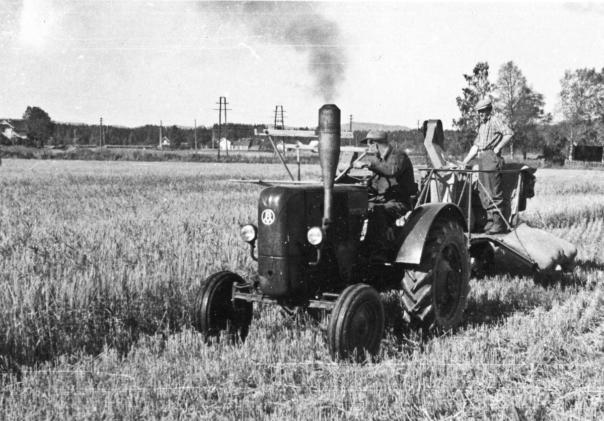 Høsting av korn. Pirojordet, sør for Hurdalsvegen. I bakgrunnen til venstre Haakens. Traktoren er en Volvo BM 10 (Bolinder Munktell) og var første traktoren fra BM med hydraulikk. Den kom på markedet i 1947. Tennkule-motoren var svært gjerrig på dieselen, men det var et voldsomt styr for å starte traktoren. Dersom denne traktoren sto på tomgang ei stund, og man dro på gassen kom det som oftest ei forferdelig sky med uforbrent diesel og sot ut fra eksosrøret.
