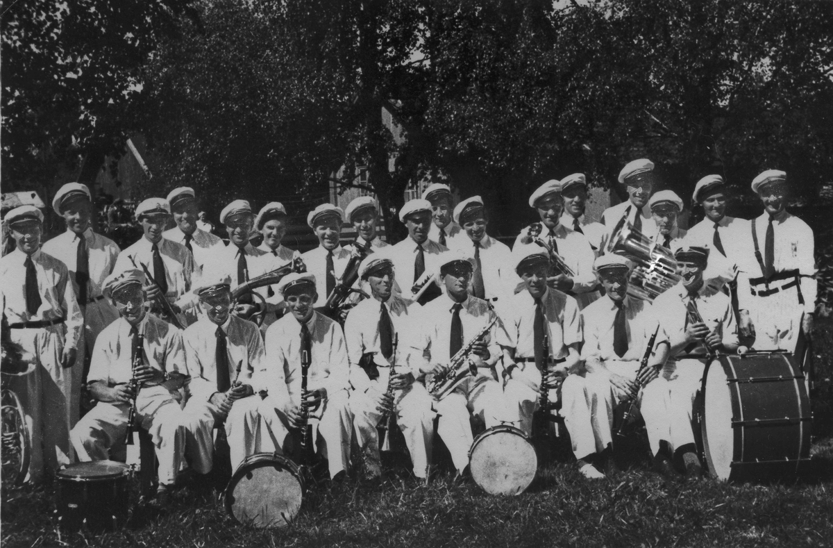 Hornmusikken på Nygård.
Foran fra v.: X, Reidar Frilseth, X, Arve Andersen, Erik Sundt, Sverre Kristiansen, Ragnar Nordheim, X. 
Bak fra v.: X, X, X, X, X, X, X, Olaf Olsen, Nils Walstad.