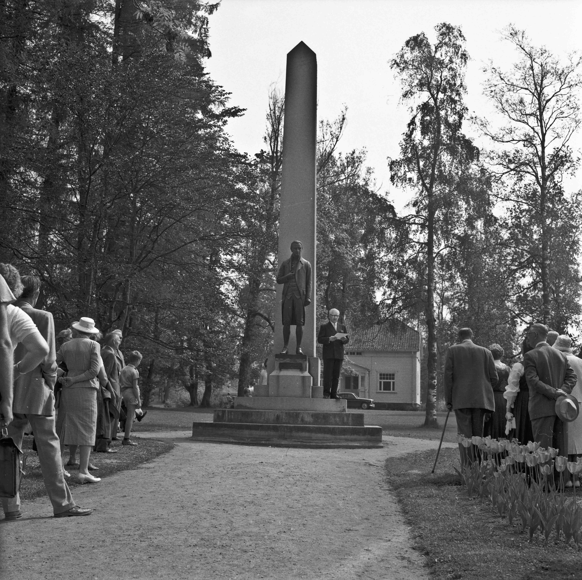 Eidsvoll Museumslag. Tilstelning ved Nicolai og Henrik Wergelands grav, samt Eidsvollbygningen 14.06.1964.