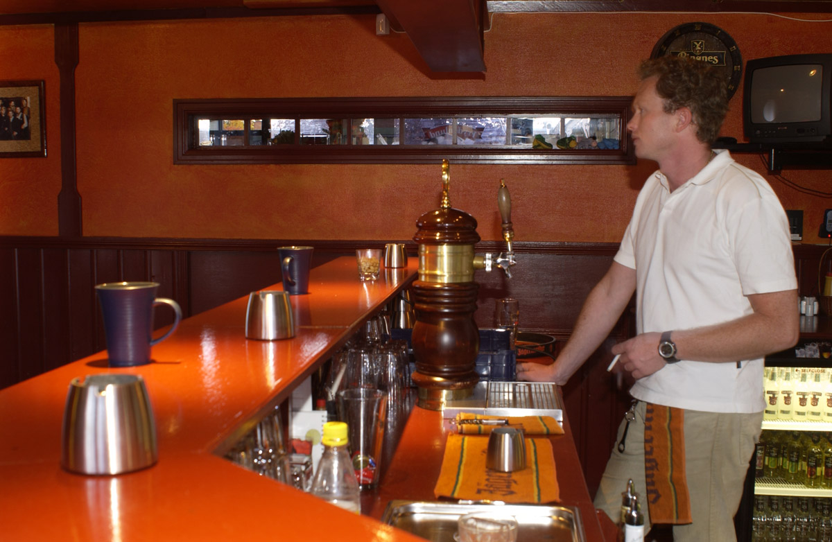 Bartender med sigarett Sveaborg Bar & Spisested