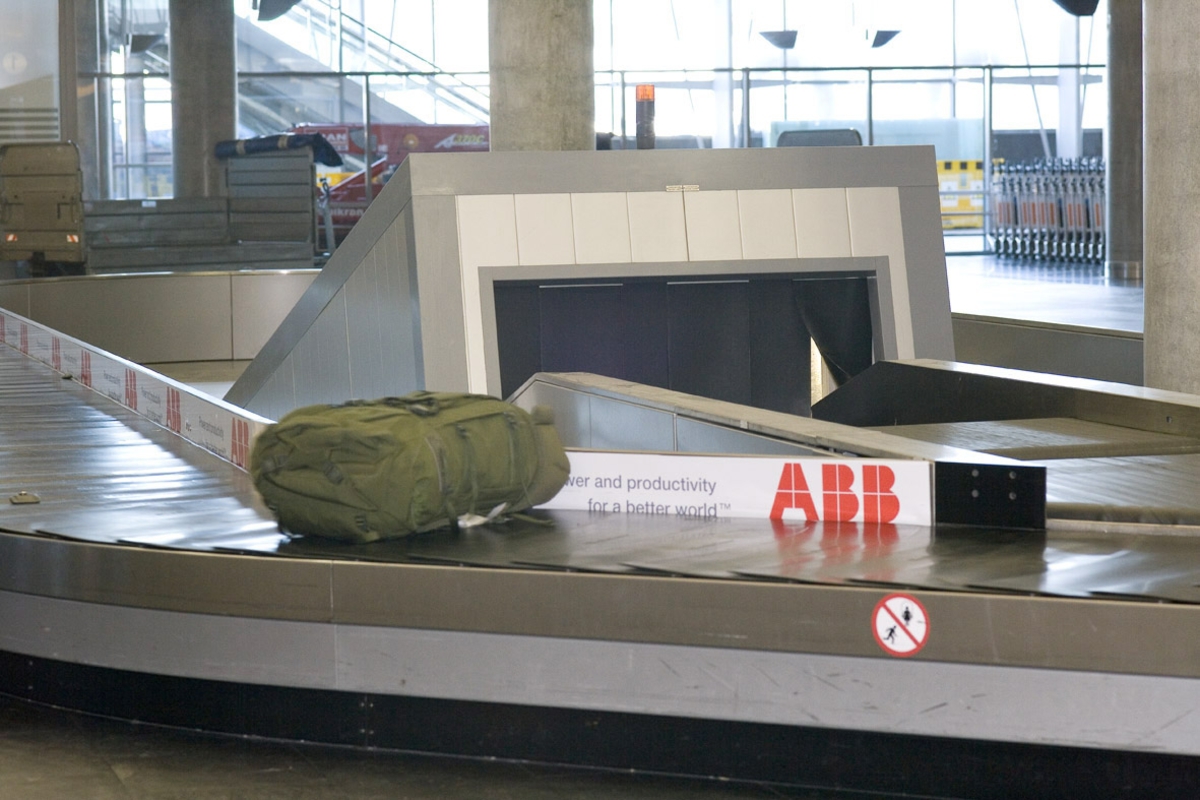 Vesker. Bagasjeutlevering innland. Bagasje på bagasjebåndet. Fotodokumentasjon i forbindelse med dokumentasjonsprosjekt - Veskeprosjektet 2006 - ved Akershusmuseet/Ullensaker Museum. 