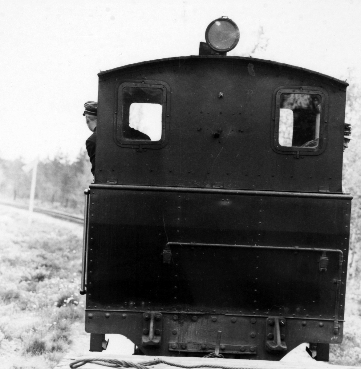 Tog 2051 til Skulerud på vei opp Harkerudbakken.