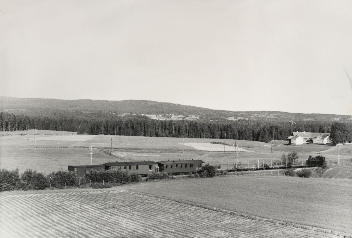 Tog retning Bjørkelangen ved Kvevli.