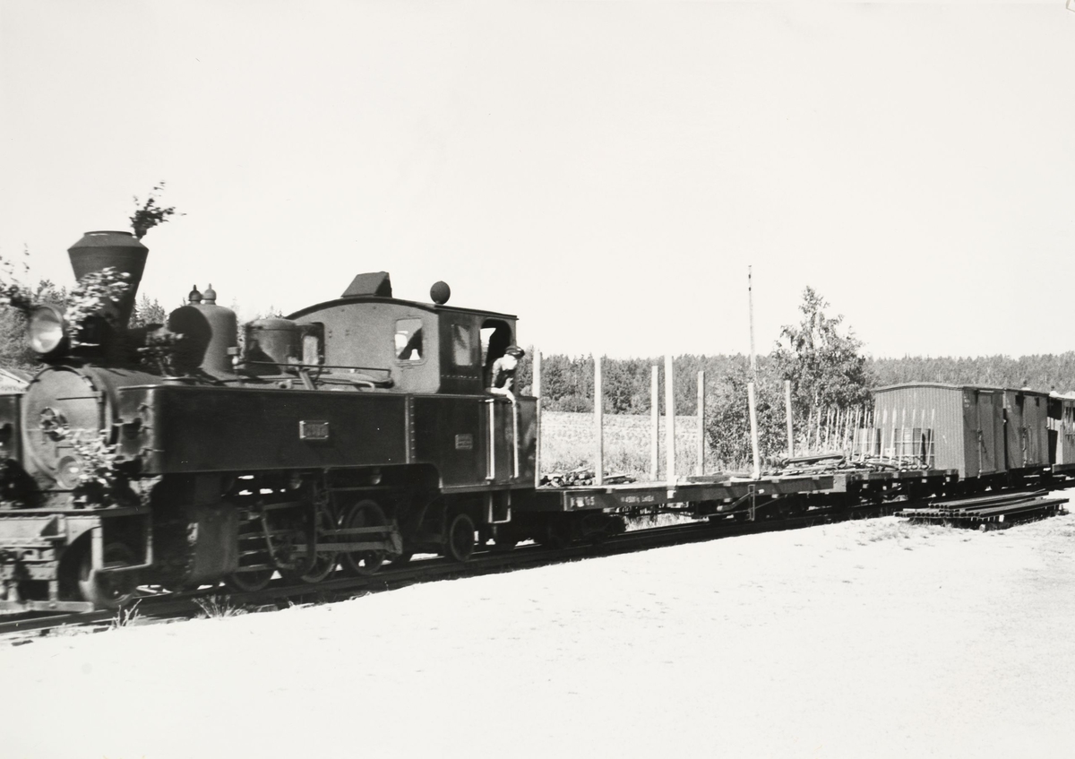 Tog retning Skulerud står på Kvevli stasjon.