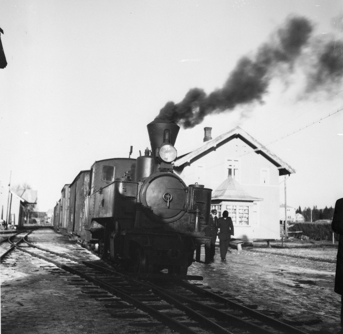Damplokomotiv type XXIXa nr. 6 HØLAND med tog til Skulerud på Bjørkelangen stasjon