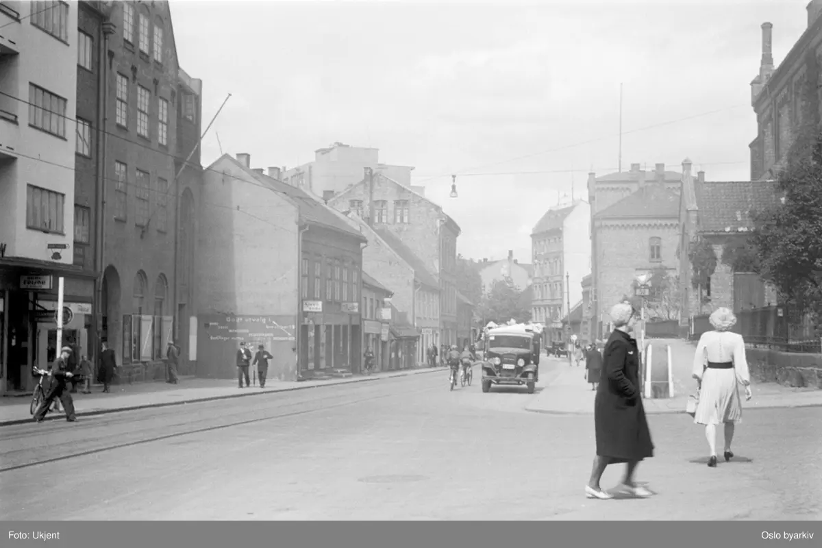 Gateliv. Biler, syklende og spaserende i Grønlandsleiret ved Grønland kirke.