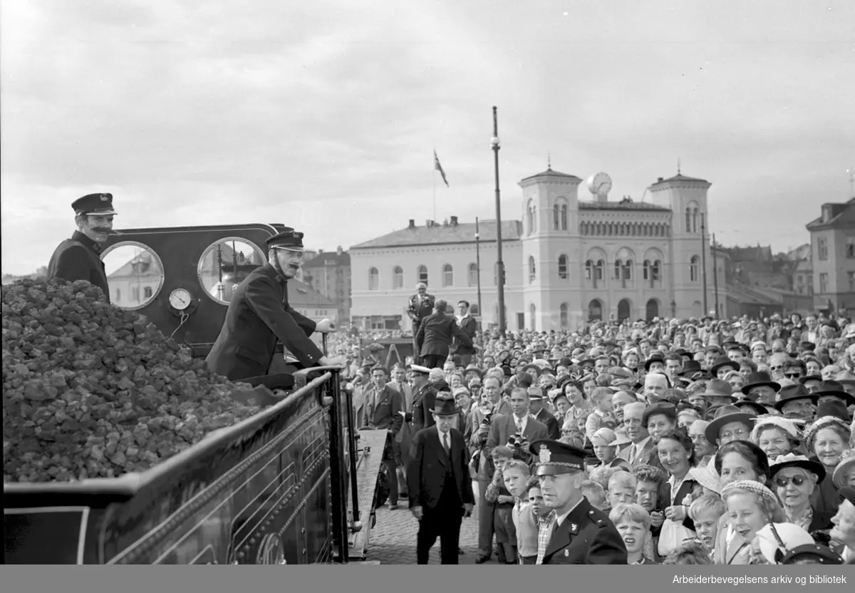 Fra feiringen av NSBs 100-års jubileum, Rådhusplassen, .september 1954