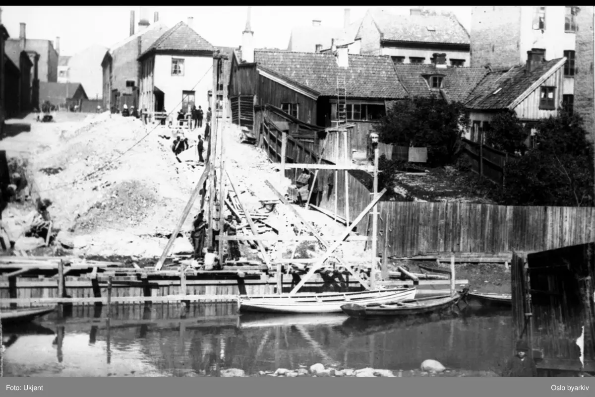 Anleggsarbeidene ved byggingen av Hausmanns bro. Fotografen har stått på østsiden og fotografert mot Chr. Krohgs gate. Akerselva.
