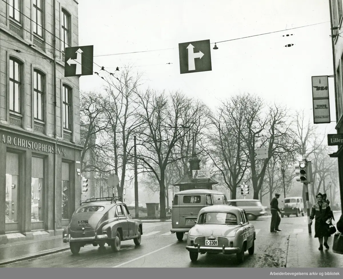 Trafikk i krysset mellom Torggata og Hausmanns gate,.1960