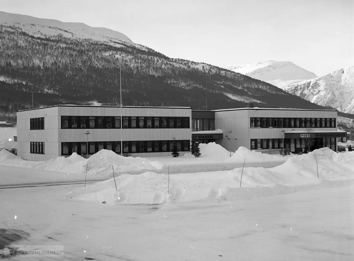 Kommunehuset og Nesset Sparebank i Eidsvåg.