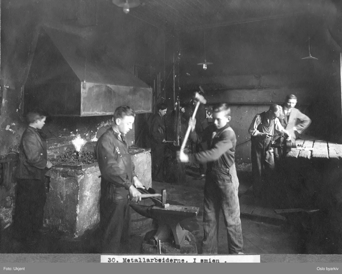 Håndverk- og industri, yrkesfag, opplæring, arbeidssituasjoner. Metallarbeiderelever i arbeid