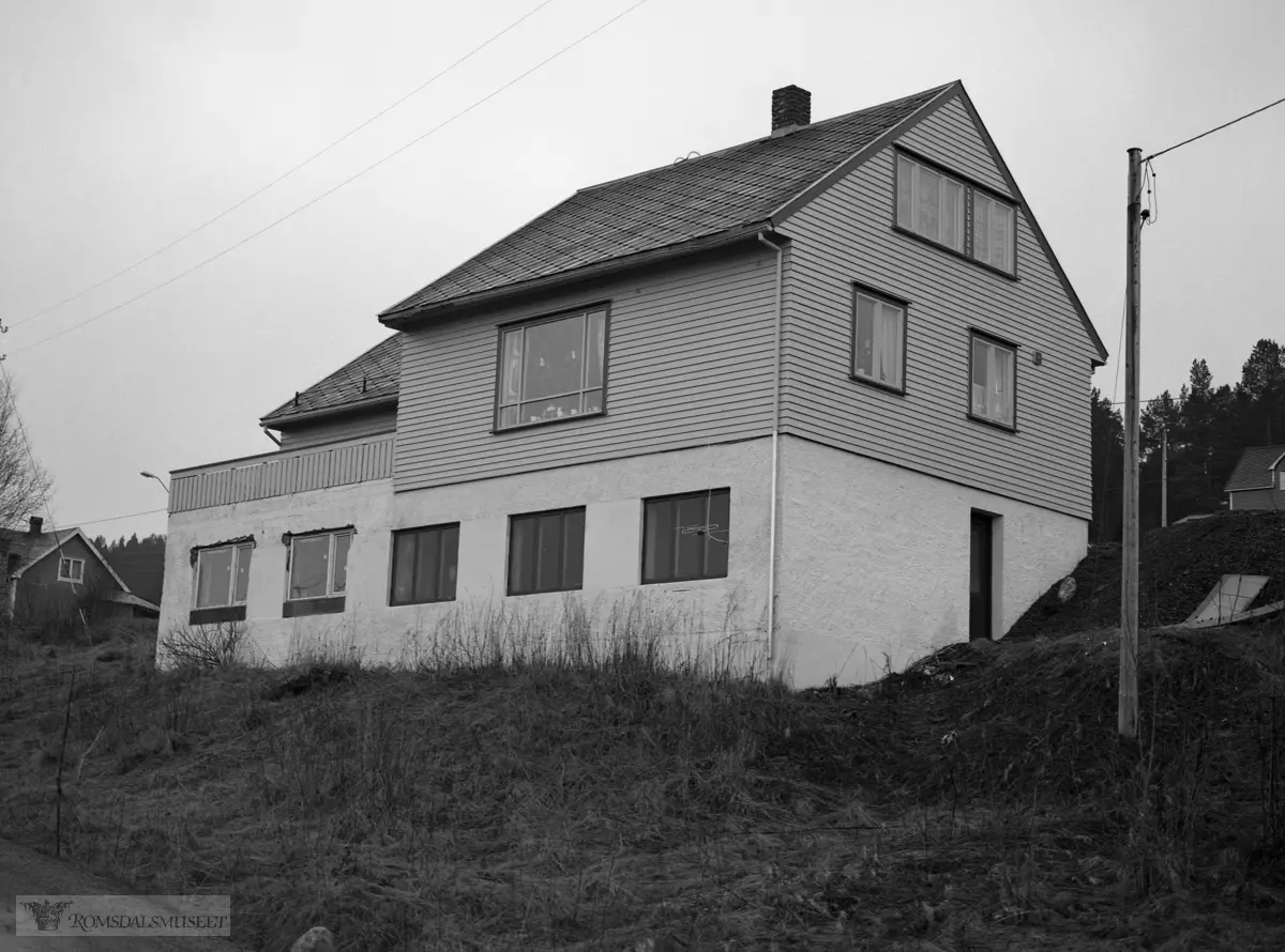 Tidligere kommunal bolig på Raudsand. I vestre del av huset var det bibliotek.