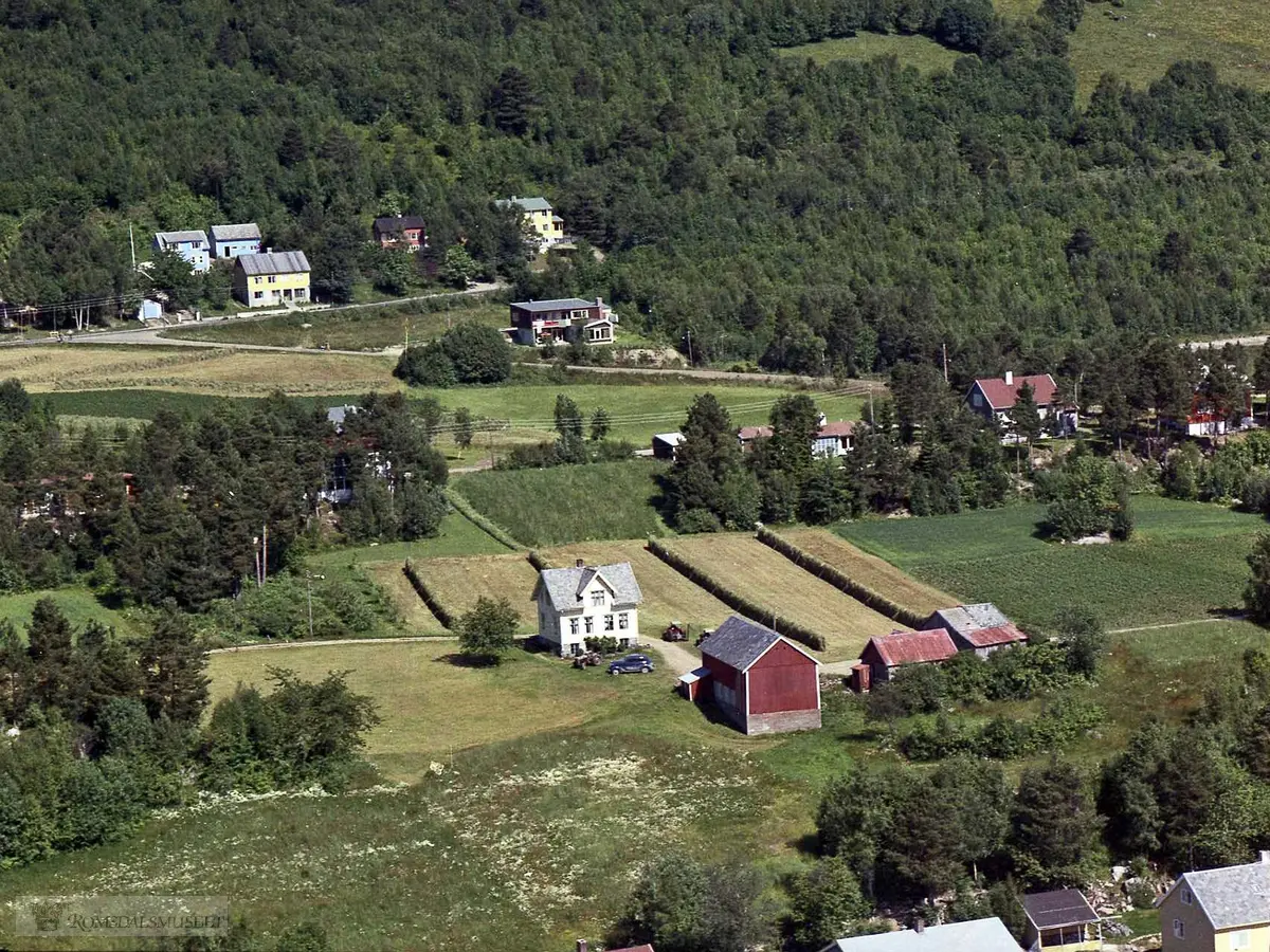 Kviltorp (Lundseng) I bakgrunnen til venstre krysset Frænaveien / Kviltorpveien. Midt på bildet ses Nøisomheden.