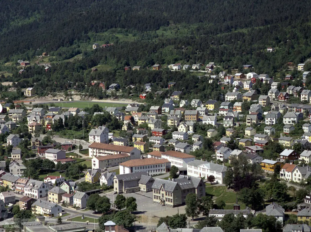 Molde gymnas og Molde folkeskole, Molde aldershjem, Barnas hus, bak ligger Molde stadion.Elvebakken Skole Molde Stadioen. Dyrli, Nils - Gjendem, OsvaldHaukebø, K.Molde folkeskole øvre vei 23. Elvebakken skole bygd i 1904