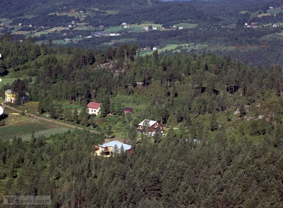 Nordhaugtrelast på Nordhaug i forgrunnen. Istadbygda i bakgrunnen.