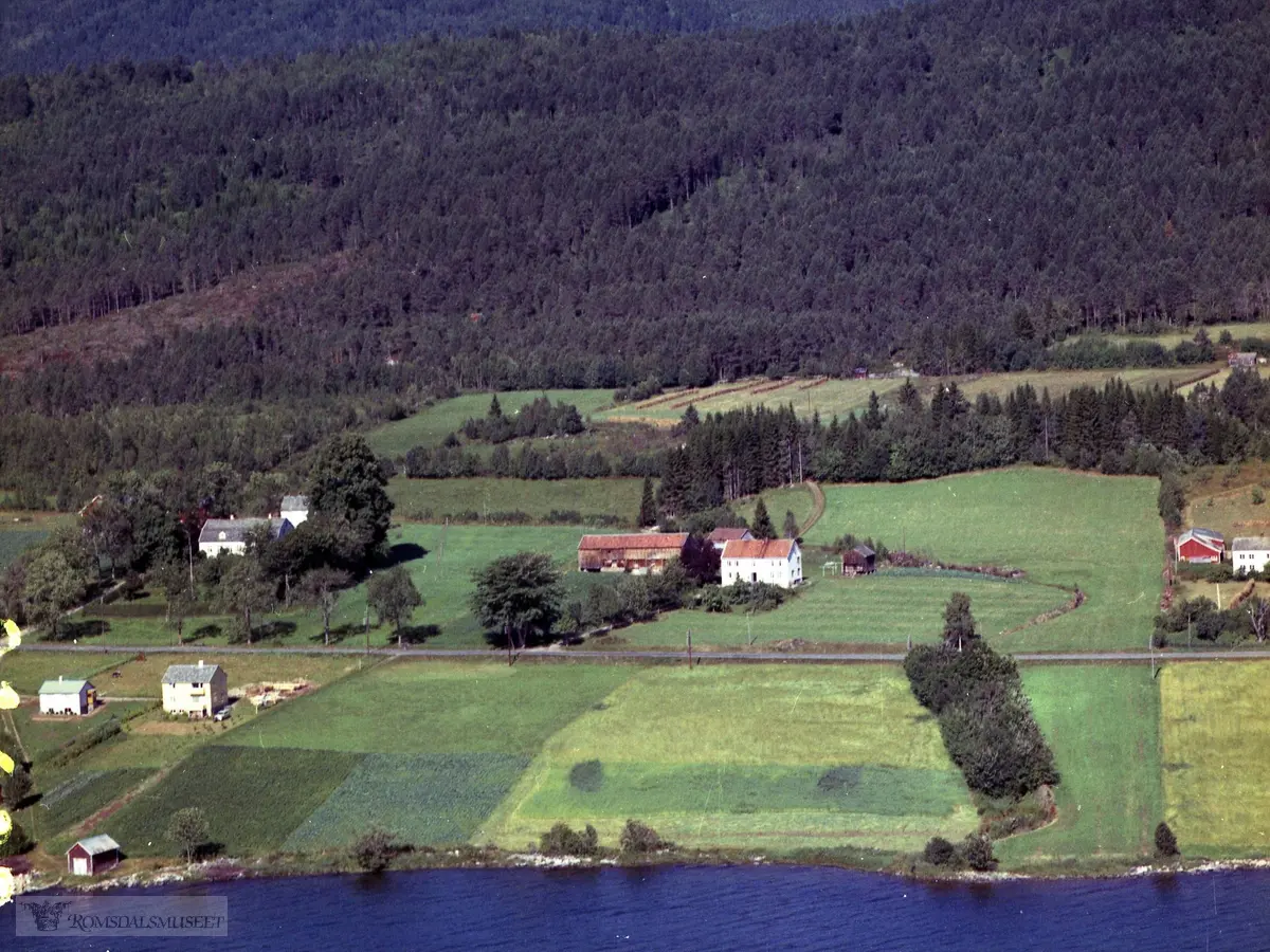 Til venstre i bildet ligger Røbek prestegård.Røbek, Knut T.