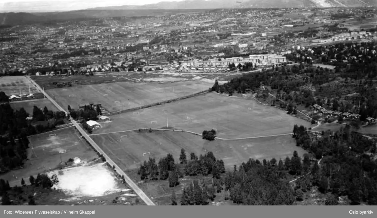 Ekebergsletta, Stamhusveien, Ekebergveien, Brannfjellveien, Brannfjell i høyre bildekant. (Flyfoto)