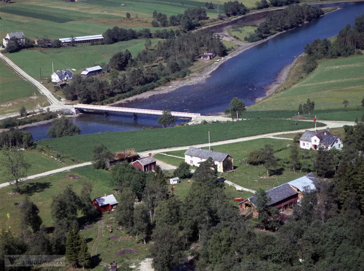 Grytosen på andre siden av elva..Engelskhuset. til høyre..Eier: Frau Marie Jørstad