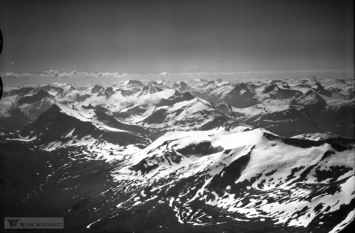 Midtfonntind, Kjøtåfjell, Klenegga, Hoemstinden, Juratinden..Eresfjorden til høyre i bilde..(Tillatt offentliggjort av forsvarsstaben 3.9.1949)