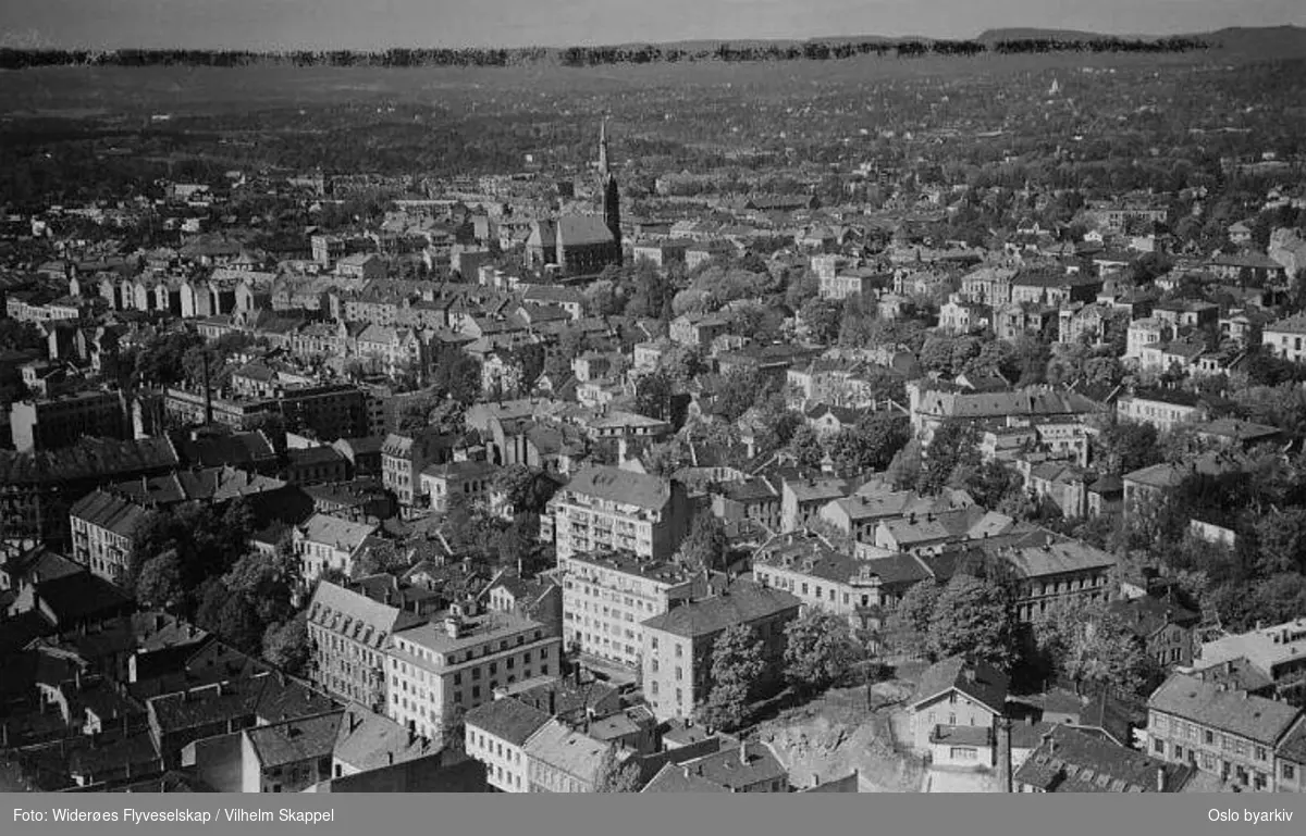 Uranienborg kirke. Utsikt over Frogner, Briskeby og Homansbyen mot Majorstuen. (Flyfoto)