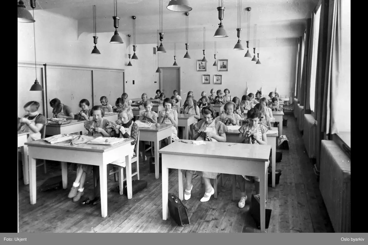 Jenteklasse, jenter som syr, håndarbeid. Møllergatens skoles utvidelse, 1933 (albumtittel) (Møllergata skole)