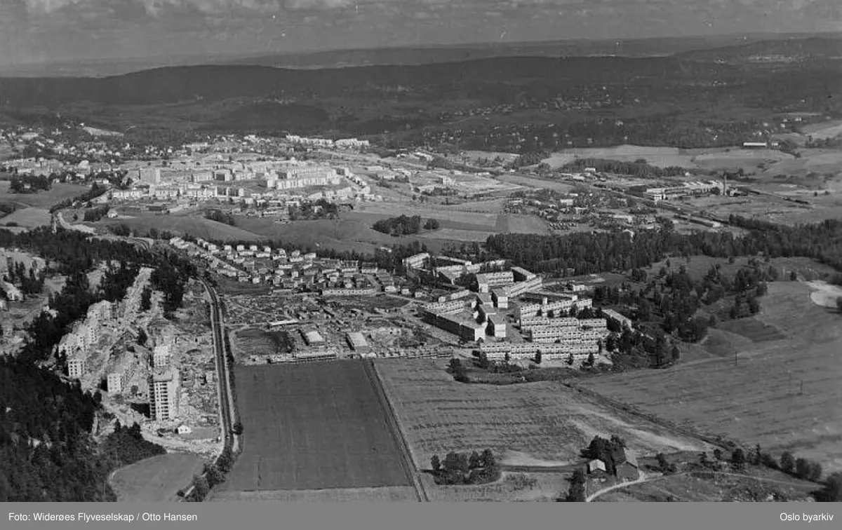 Trondheimsveien, Linderudsletta og Sletteløkka under utbygging, Veitvetveien, Beverveien, Rådyrveien, Veitvetsvingen, Grevlingveien. Selvaagbyggs rekkehus og blokker. Lavblokker under oppførelse. Kalbakken og Grorud nærmest i bakgrunnen. (Flyfoto)
