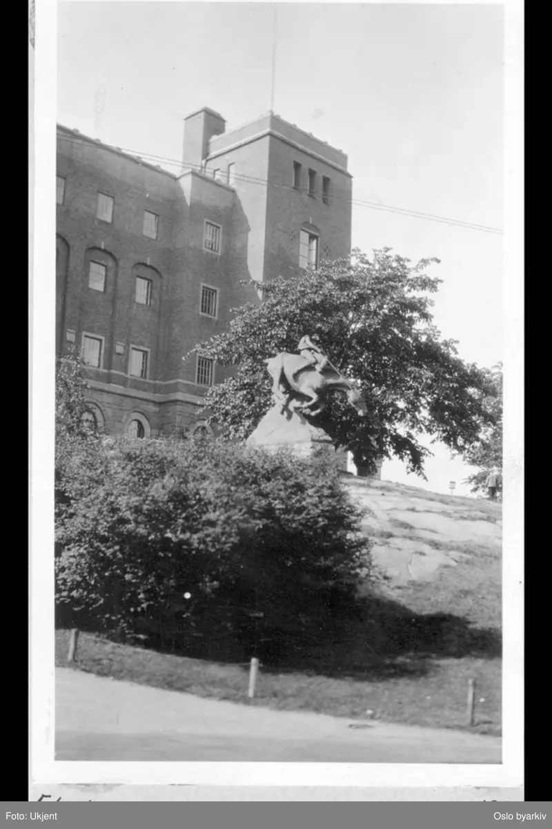 Sjømannsskolen (Oslo Sjømannsskole) med Gunnar Utsonds hestestatue.